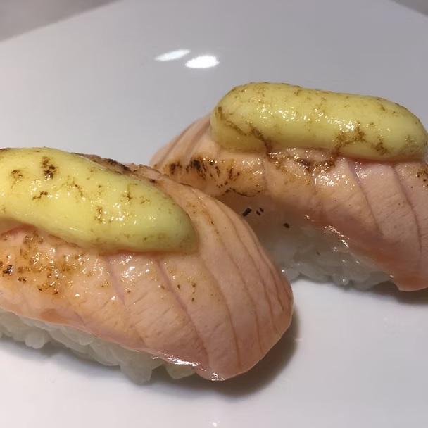Nigiri de salmón flambeado 6p